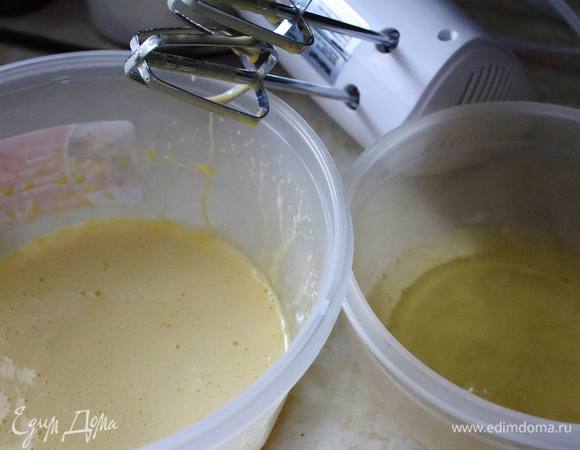 Для бисквита разделить белки с желтками. Желтки смешать с 2/3 сахара до однородности, затем туда вмешать по очереди сметану и соду. Бананы размять в пюре (можно в блендере или просто вилкой) и вмешать в тесто.