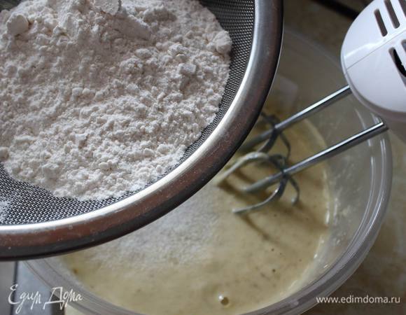 Просеять муку и хорошо размешать.