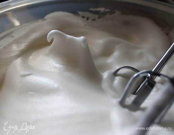 Белки взбить до устойчивых пиков с оставшейся третью сахара.