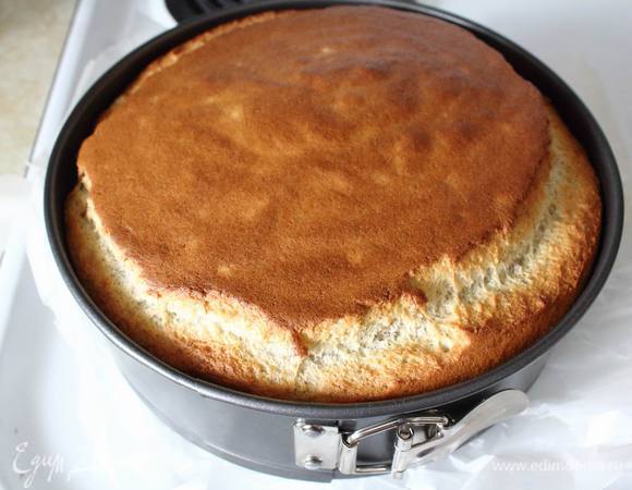 Духовку разогреть на 180°С. В форму (у меня  диаметр 26 см) застелить пергамент и вылить тесто. Отправить в духовку на 35-45 минут, готовность проверить зубочисткой или палочкой. Оставить готовый бисквит в уже выключенной духовке еще на 15-20 минут, затем вынуть его из духовки и формы и дать остыть на решетке.