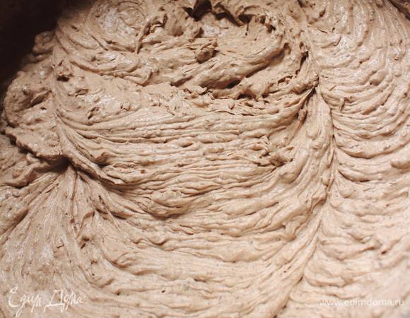 Крем достать из холодильника и взбить миксером до густого кремообразного состояния (а если застыл, то размешать для смягчения его структуры).
Разрезать бисквит нитью или ножом на две части. Пропитать оба коржа сиропом (я взяла коричневый сахар, лимонный сок и горячую воду), смазать нижний корж половиной крема, накрыть второй частью бисквита и замазать оставшимся кремом верх и бока. Украсить в соответствии со своим полетом фантазии и отправить в холодильник на пару часов.