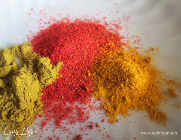 Приготовим смесь пряностей: смешиваем куркуму, карри, паприку.