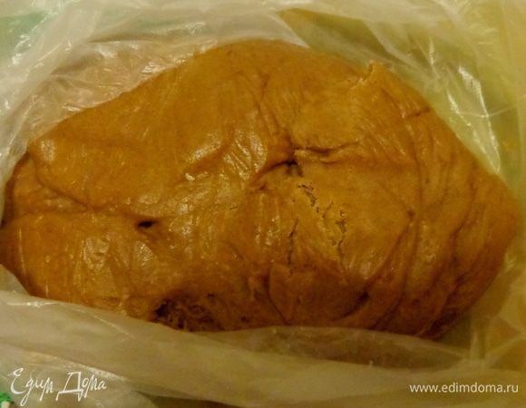 Сделать пряничное тесто по вашему любимому рецепту. Мне нравится вот этот:
http://www.edimdoma.ru/retsepty/78231-pryaniki-novogodnie-igrushki-s-syurprizom.