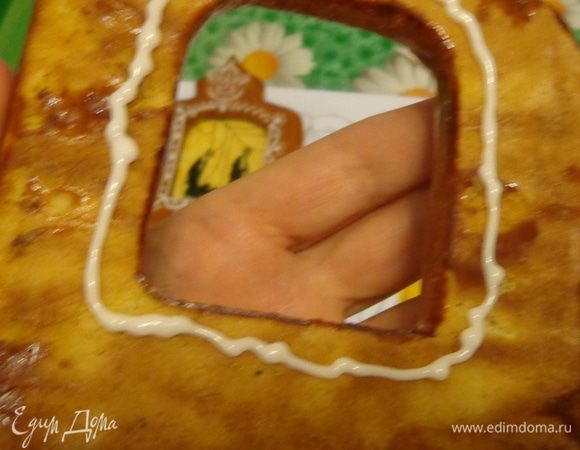 Приклеить карамельные картины о обратной стороны пряников.