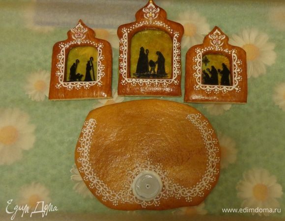 Сделать подставку, прорезав в ней отверстие для свечи и закрепив ее растопленным шоколадом.