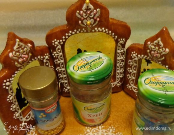 Установить на подставку части триптиха и приклеить их растопленным шоколадом. Фиксировать подручными средствами.