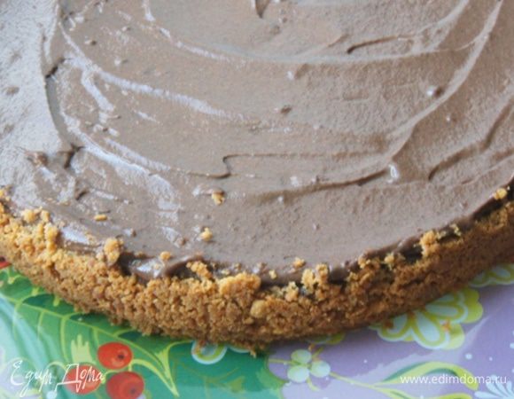 Приготовить глазурь: в кастрюльке смешать какао, сахар и жирную сметану. Нагреть на среднем огне. Покрыть  густой глазурью чизкейк и убрать еще на 30 минут в холодильник.