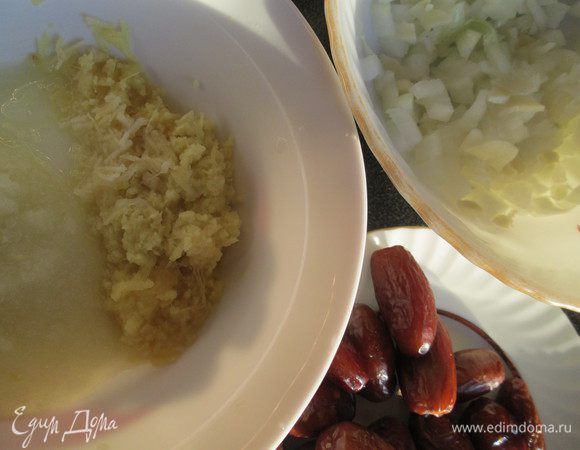 Измельчаем 1/2 часть лука и соединяем с нарезанной 1/2 частью чеснока. Откладываем в сторону. Натираем корень имбиря на мелкой терке вместе со второй половиной лука (можно измельчить блендером). Смешать эту (вторую смесь) с натертым имбирем и лимонным соком. Добавим оставшийся чеснок, оливковое масло, корицу, соль и перец. 