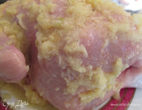 Этой пряной смесью натираем курицу и оставляем мариноваться 2 часа.