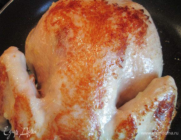 Через 2 часа достаем курицу из маринада и обжариваем по 3 минуты с каждой стороны на сковороде.