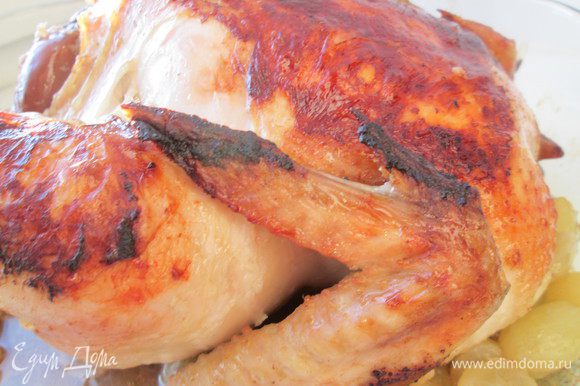 Отправляем форму с курицей в духовку, нагретую до 200°С на 45 минут. Оставшуюся начинку добавляем в форму с курицей через 25 минут от начала запекания курицы. Готовую курочку перекладываем на другое блюдо или подаем в этом же.