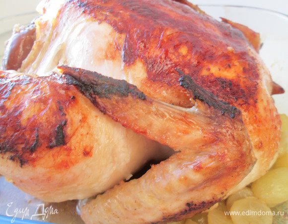 Отправляем форму с курицей в духовку, нагретую до 200°С на 45 минут. Оставшуюся начинку добавляем в форму с курицей через 25 минут от начала запекания курицы. Готовую курочку перекладываем на другое блюдо или подаем в этом же.