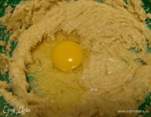 Размягченное масло и маскарпоне взбить с сахаром, добавить яйцо, соль и муку с разрыхлителем.