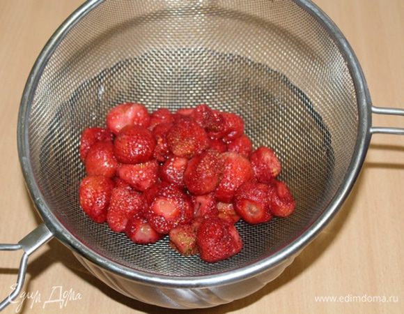 Ягоду разморозить (если есть свежая, берем свежую), дать стечь лишней воде.