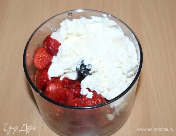 Измельчить клубнику вместе с рикоттой.