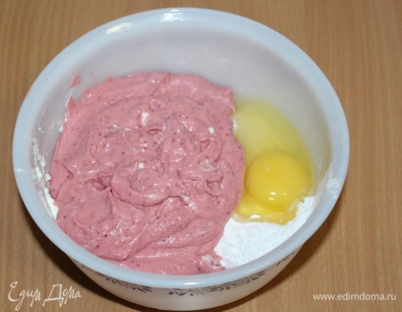 Добавить крахмал, яйцо и сахарную пудру, лимонный сок.