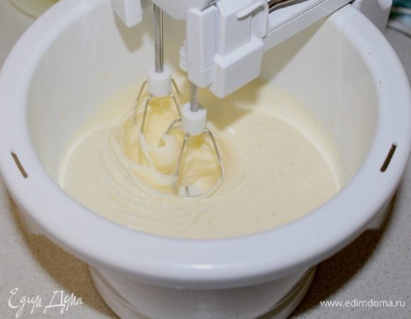 Яйца заранее достать из холодильника, взбить с сахаром до увеличения массы в три раза.