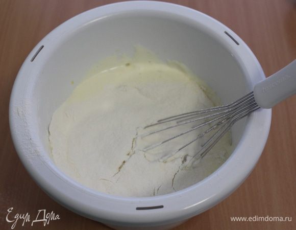 Просеять половину муки с разрыхлителем и содой, аккуратно перемешать венчиком сверху вниз.