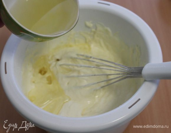 Добавить растительное масло, оставшуюся муку.