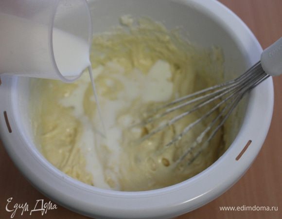 В конце добавляем молоко, перемешиваем.