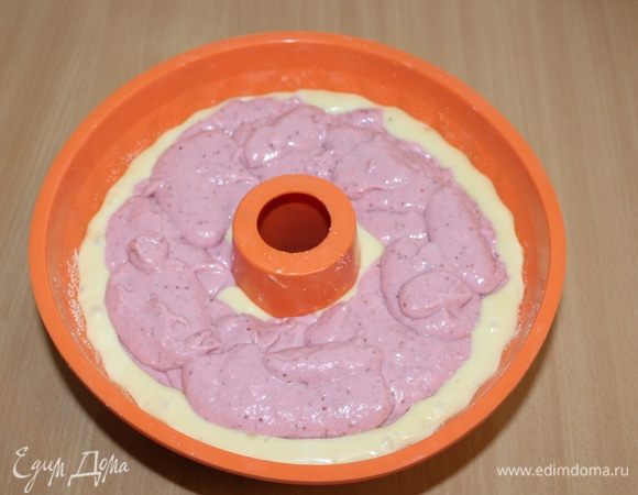 Тесто выложить в смазанную форму, сверху выложить творожно-ягодню смесь, выпекаем при температуре 180°С 50-60 минут.