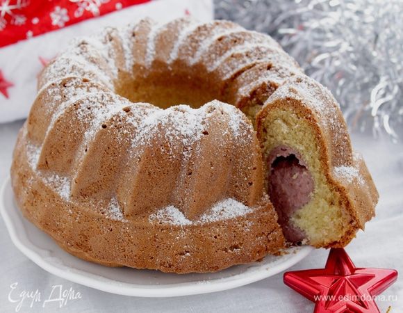 Испечённый кекс оставить остывать в форме. Иначе, при нарезании может нарушиться форма кекса.Полностью остывший кекс  аккуратно вынуть из формы.
Приятного чаепития!