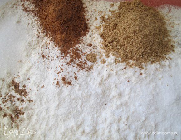 Смешиваем все сухие ингредиенты: муку, разрыхлитель, соду, корицу, имбирный порошок, соль и мускатный орех.

