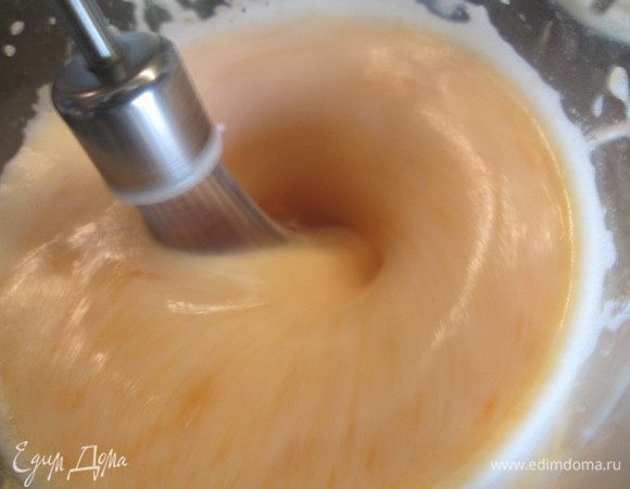 Взбиваем яйца с сахарной пудрой в течение 3 минут до пышной массы. На медленной скорости вводим в яичную массу тыквенное пюре.