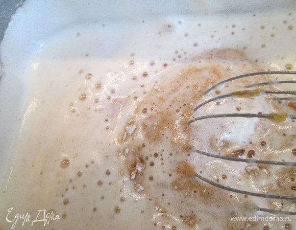 Далее в яично-тыквенную массу медленно вводим муку со специями и перемешиваем.