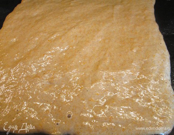 Выливаем тесто на противень, смазанный маслом и застеленный пекарской бумагой. Я использую тонкий силиконовый коврик. Выпекаем 10-12 минут при 190°С.