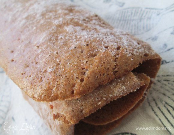 Сразу же сворачиваем его в рулет и остужаем на решетке.