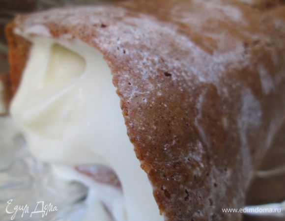 Пока выпекался корж мы приготовили крем: взбили маскарпоне с сахарной пудрой и сливками, добавили цукаты и соль. Теперь разворачиваем рулет, выкладываем на него весь крем, снова сворачиваем и отправляем на 1 час в холодильник.