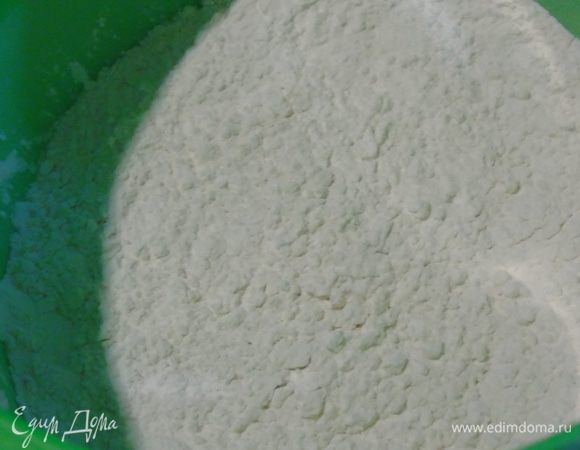 Муку просеиваем и смешиваем с разрыхлителем и корицей.