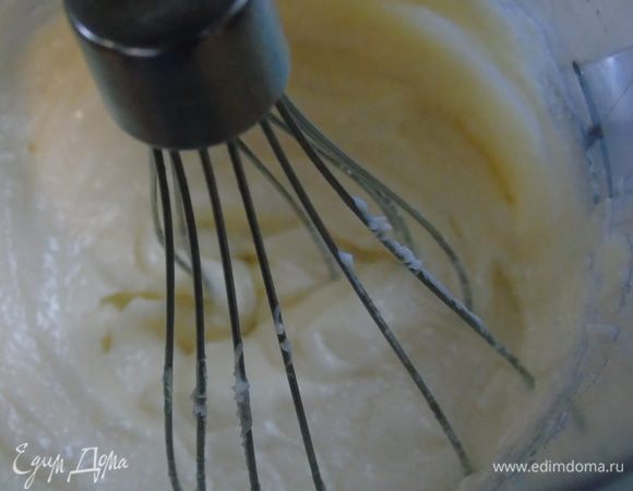 Взбиваем мягкое сливочное масло с сахаром, добавляем яйцо и молоко.