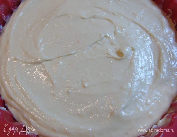 Форму (24 см) смазываем маслом и присыпаем мукой, выливаем тесто.