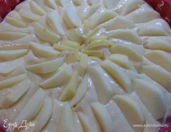 Яблоки очищаем и нарезаем ломтиками, выкладываем поверх теста.