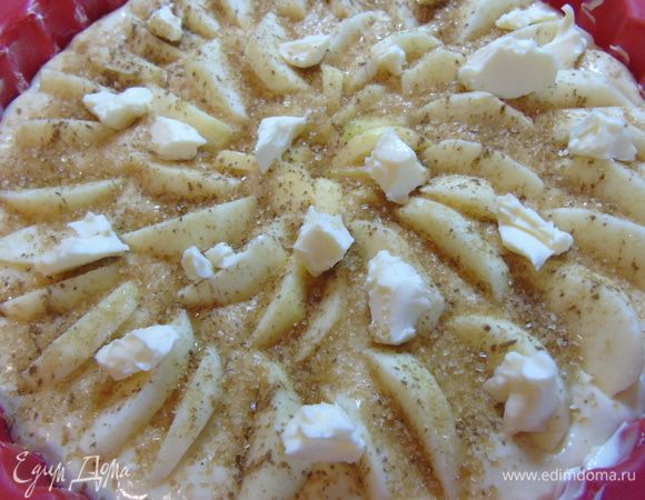 Присыпаем сахаром (у меня коричневый), корицей и раскладываем кусочки сливочного масла.