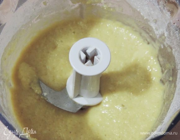 Первым делом приготовим тесто. Это мой любимый рецепт, но я каждый год продолжаю его совершенствовать. В этом году я решила не натирать имбирь на терку, а измельчить его в блендере. 
Чтобы получить однородную кашицу, а не мелко нарубленный имбирь, я добавила к корню имбиря столовую ложку сахара и две столовые ложки муки из общего количества и все измельчила в блендере до однородного состояния.