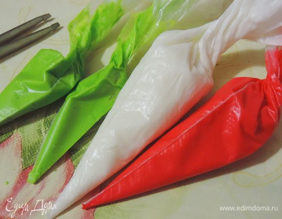 Склеивать и украшать наш домик будем айсингом. Для его приготовления белок помещаем в чашку и растираем вилкой до однородности с сахарной пудрой, добавляя пудру по столовой ложке. Консистенция для сборки домика должна быть гуще чем у очень густой сметаны. Ложка в массе еще не стоит, но проведенная бороздка затягивается очень медленно. Емкость с готовым айсингом накрываем влажной тряпочкой, чтоб он не засох и сверху не образовывалась корочка. Работать удобно с помощью кондитерского мешочка, если же такого нет в наличии, можно воспользоваться обычным плотным полиэтиленовым кулечком (лучше от молока или кефира) со срезанным кончиком. 
Для украшения айсинг будем откладывать в отдельную чашечку и подкрашивать в нужные цвета. Если вы хотите заливать отдельные элементы домика айсингом, то его нужно сделать немного пожиже. Бороздка на таком айсинге затягивается за 10 секунд.