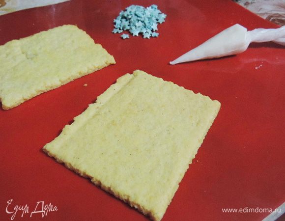 А теперь приступаем к творчеству. Я пробовала расписывать уже собранный домик и отдельные детали, а потом уже собирать домик. После проб и ошибок я поняла, что намного легче и рациональнее сначала раскрасить детали домика и только потом собирать конструкцию. 
Так что начинающим строителям рекомендую придерживаться именно такой последовательности.
