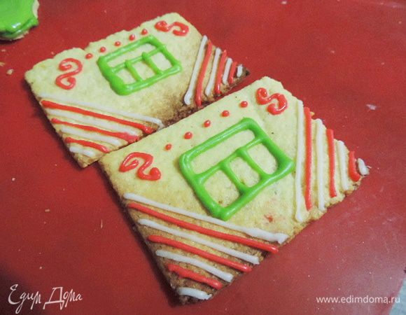 Далее расписываем стены. Один домик получился с таким ярким узором.