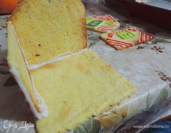 Как видите, все детали я креплю к пряничной основе, хотя это и необязательно. Начинаем сборку с двух смежных стен. Приклеиваем их друг к другу и к основе.
Ждем и придерживаем детали пару минут, пока глазурь схватится.
Чем меньше домик, тем легче его собрать. Если детали будут большими, домик будет менее устойчивым в процессе сборки и его придется дольше придерживать.