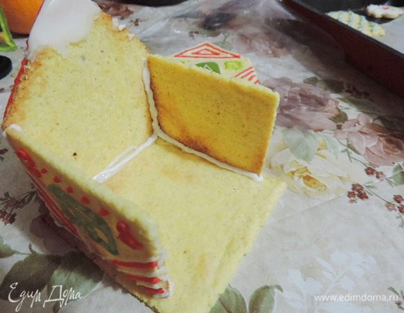 Продолжаем приклеивать стены.