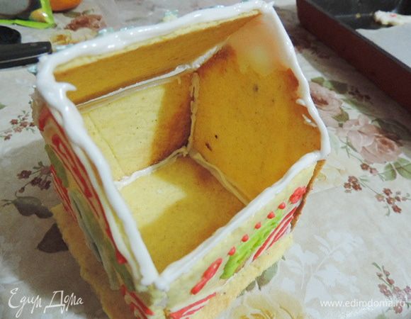 Крышу клеим в последний момент, когда стены немного подсохнут.Если айсинг правильной густоты, она будет хорошо держаться сразу. Если начнет сползать - айсинг жидковат, добавьте немного пудры.