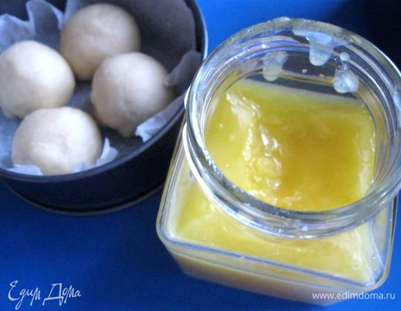 Приготовить топленое масло. Сливочное масло положить в кастрюльку с толстым дном, поставить на медленны огонь, растопить. Масло, вода и твердые вещества разделятся на три слоя: пена вверху, чистое желтое масло в среднем слое и осадок на дне. Снимите сверху пену и слейте осветленное сливочное масло в другую посуду через сито, застеленное марлей в 4 слоя, оставляя осадок в той емкости, в которой вы растапливали масло. Поместите масло в стеклянную банку, дождитесь, пока оно полностью остынет, уберите в холодильник.