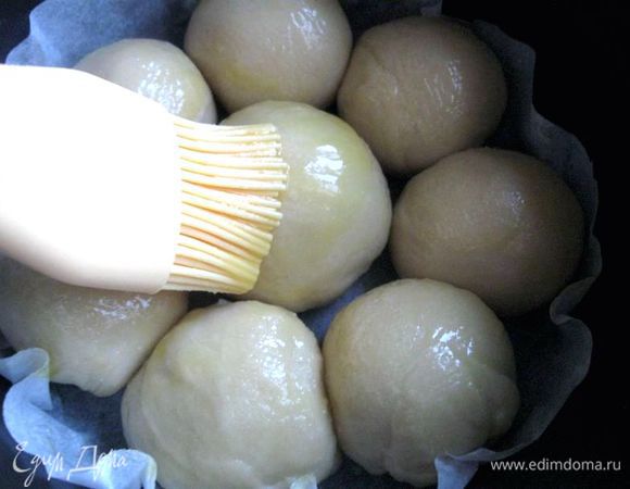 Духовку разогреть до 180°С. Смазать шарики из теста топленым маслом.
