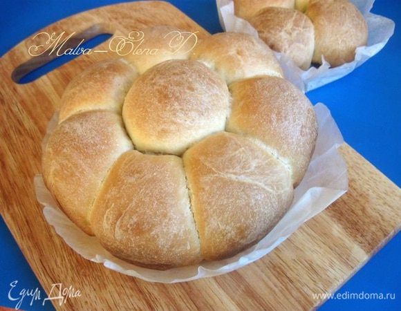 Поместить в духовку (нижняя треть духовки) бриоши на 30 минут. Следите за готовностью, бриошь в маленькой форме может приготовиться чуть раньше. Бриоши должны быть румяные, но не передержите, может начать пригорать дно. Вынуть, поместить на решетку, прикрыть полотенцем.
