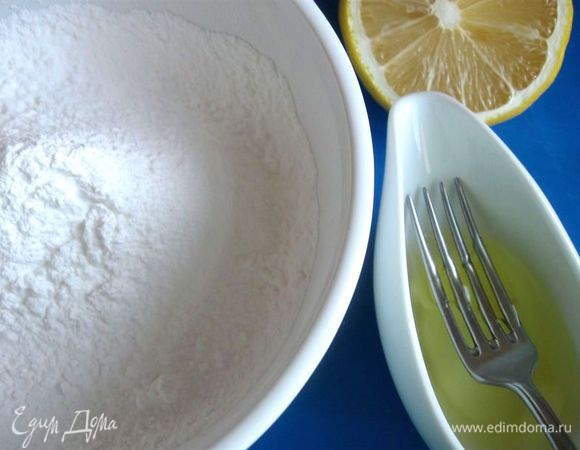 Приготовить  королевскую глазурь. Сахарную пудру просеять через сито. Белок тщательно отделить от желтка. Желток не понадобится. Слегка  взбить белок вилкой до образования легкой пены. Требуется не столько взбить белок, а только разрушить его структуру.