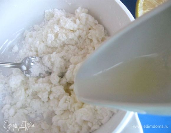 Затем постепенно добавлять в белок сахарную пудру, всякий раз тщательно перемешивая до однородности вилкой или венчиком. Добавляя порциями сахарную пудру, растирая и перемешивая  до тех пор, пока не образуется однородная устойчивая вязкая пластичная масса нужной консистенции.
Добавить  почти в самом конце — лимонный сок, иначе готовые изделия получатся слишком хрупкие.