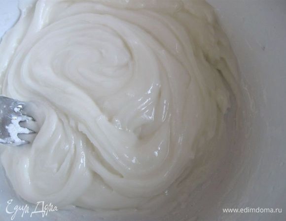 Для лепки руками  массу делают  более густой,чем для работы с помощью корнетика, легко разминающуюся пальцами. Королевская глазурь готова.